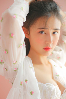 那你蹲下来吃我的棒棒糖吧